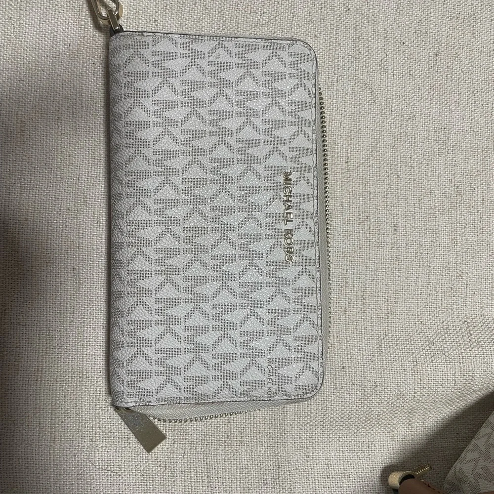 Selling my Michael Kors Purse and Wristlet - Picture 4 of 6